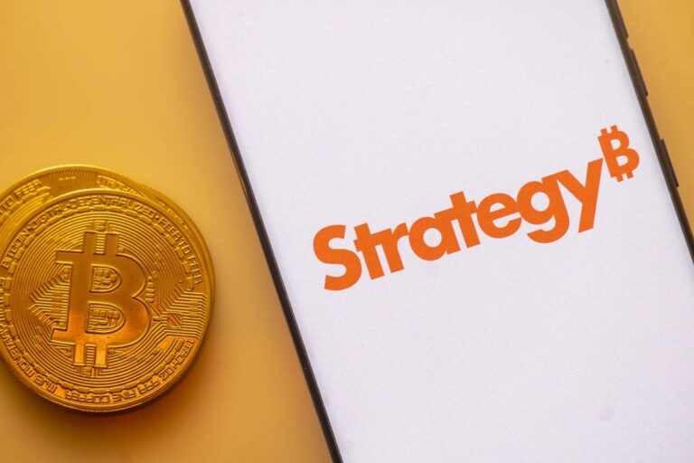 Porträt von Michael Saylor vor einem verschwommenen Bitcoin-Kurs-Chart und dem Logo von MicroStrategy
