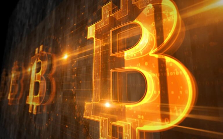Porträt von Michael Saylor neben einer physischen Bitcoin-Münze und einem steigenden Kurs-Chart