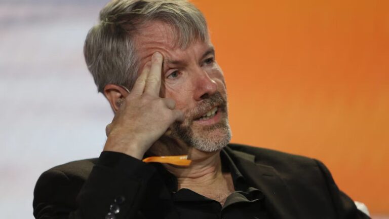 Porträt von Michael Saylor vor einem steigenden Bitcoin-Kurschart