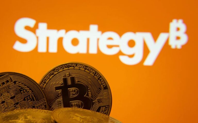 MicroStrategy-Firmenlogo vor einem roten absteigenden Kurs-Chart und einer Bitcoin-Münze