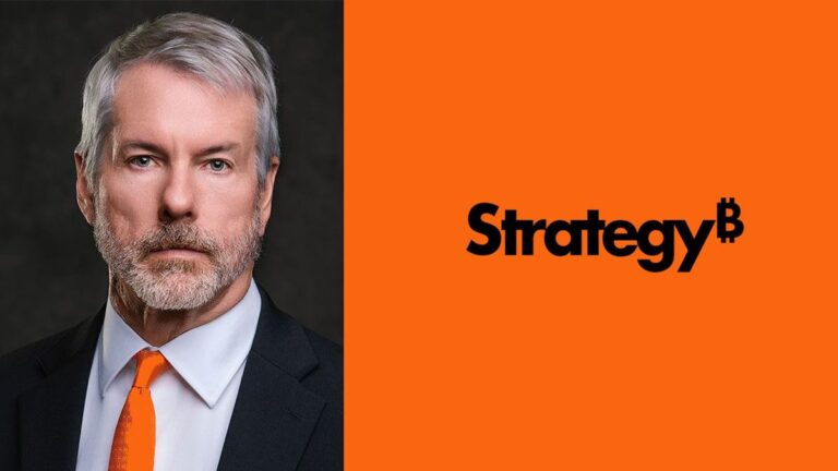 Porträt von Michael Saylor vor einem roten Bitcoin-Kurs-Chart und dem Logo von MicroStrategy