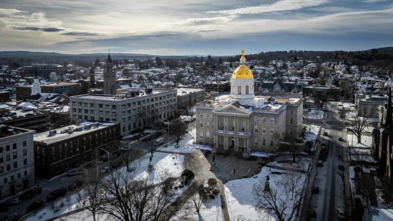 Das Regierungsgebäude des US-Bundesstaates New Hampshire mit einem eingeblendeten Bitcoin-Logo