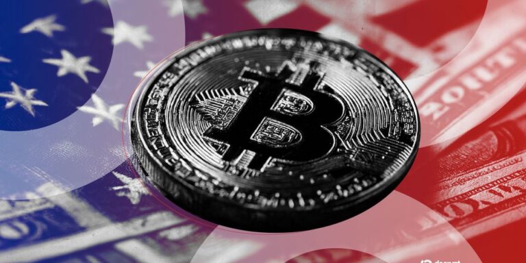 Die Flagge von New Hampshire neben einer Bitcoin-Münze und einem juristischen Hammer.