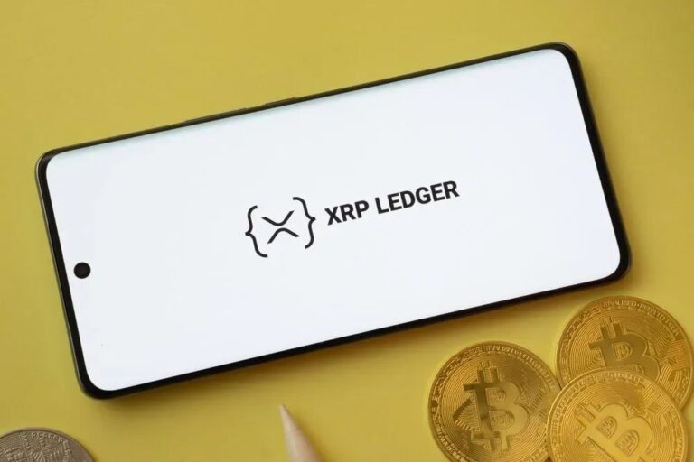 Eine Visa-Kreditkarte neben einer physischen XRP-Münze und dem RedotPay-Logo auf einem digitalen Hintergrund