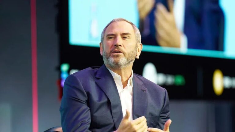 Porträt von Ripple-CEO Brad Garlinghouse vor einem digitalen Chart mit dem XRP-Logo und einem globalen Netzwerk.