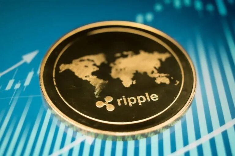 Ripple Logo und Securitize Schriftzug vor einem stilisierten Börsenchart der Wall Street