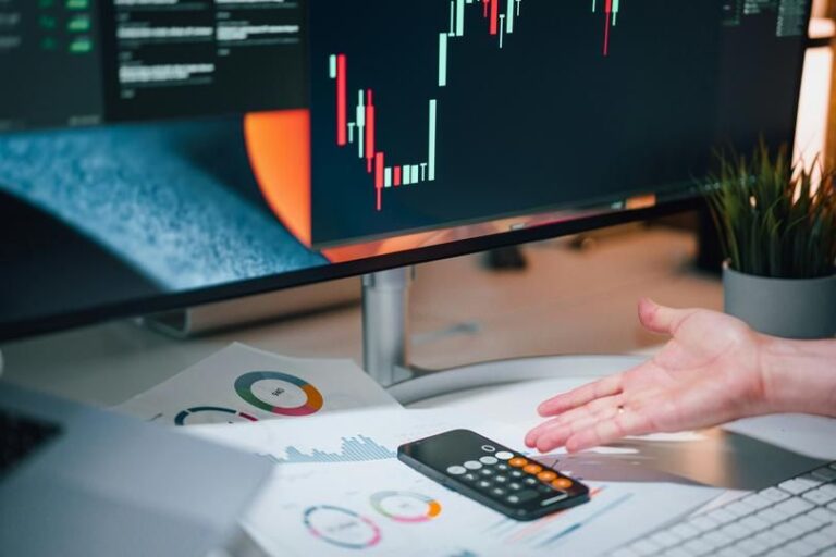Eine physische Ripple-Münze auf einem Chart-Hintergrund, der die Kursentwicklung von XRP symbolisiert.
