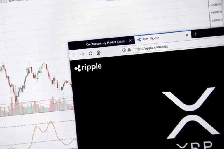 Ein roter Abwärtstrend auf einem Kurs-Chart hinter einer silbernen XRP-Münze