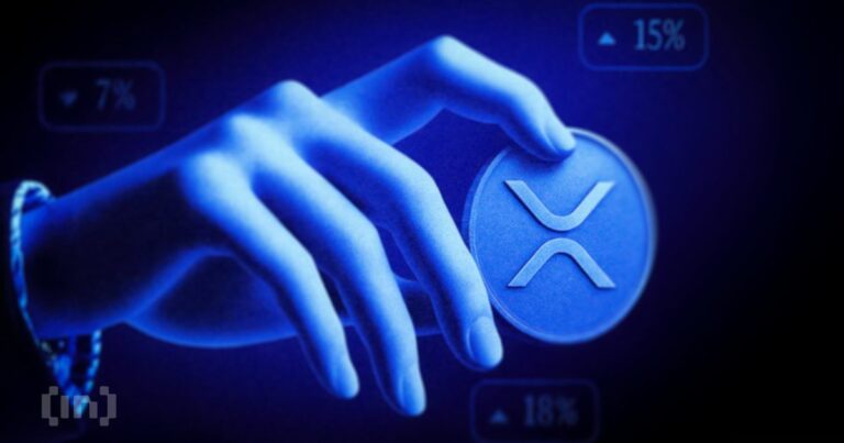 Physische Ripple-Münze vor einem steigenden Kurs-Chart und verschwommenem Finanz-Hintergrund