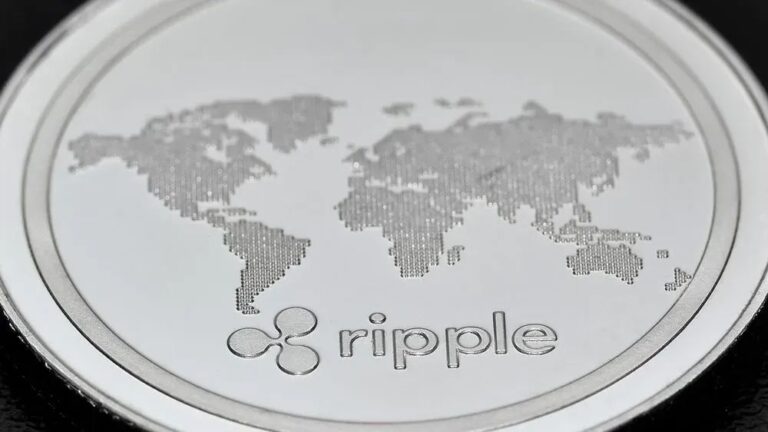 Eine physische Ripple-Münze neben den Logos von JPMorgan und Mastercard vor einem digitalen Chart.