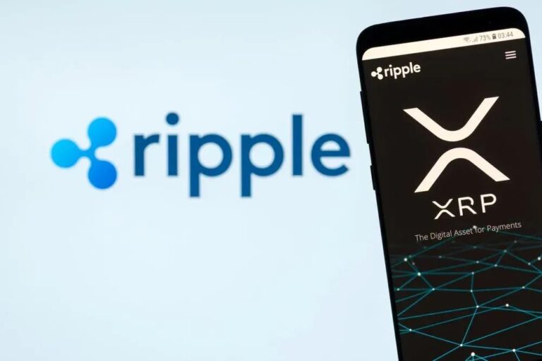 Eine physische XRP-Münze neben einem Datenstrom, der die Interoperabilität der Ripple-Blockchain symbolisiert.