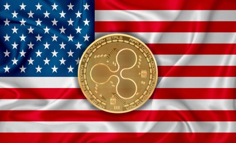 Trikot der Universität Kansas mit einem XRP-Logo neben dem Logo des Fintech-Unternehmens Ripple