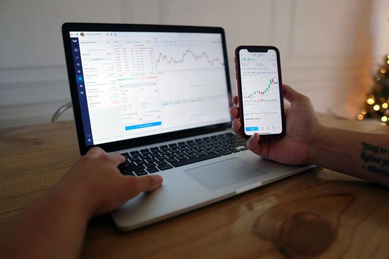 Das Firmenlogo von Ripple in Verbindung mit einem Zertifikat zur europäischen Krypto-Regulierung.