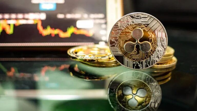 Die Robinhood-App auf einem Smartphone vor den Logos von XRP, Bitcoin und Solana