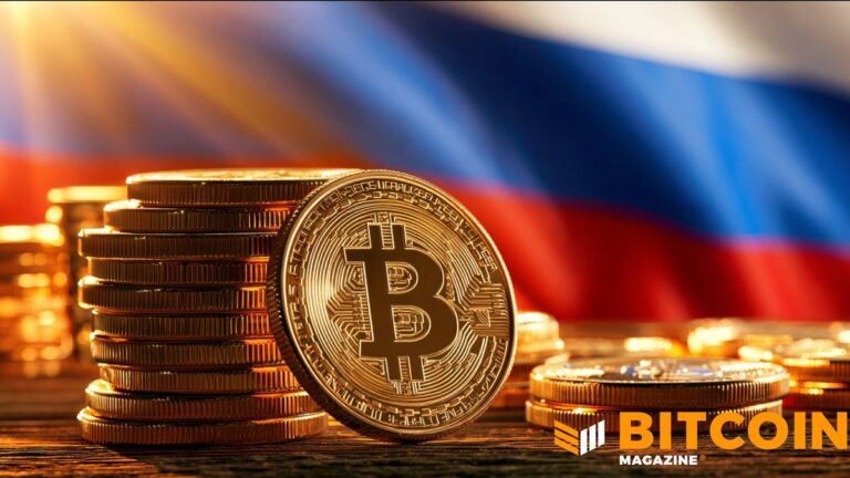 Physische Bitcoin-Münze vor der russischen Flagge mit unscharfen Kursdiagrammen im Hintergrund