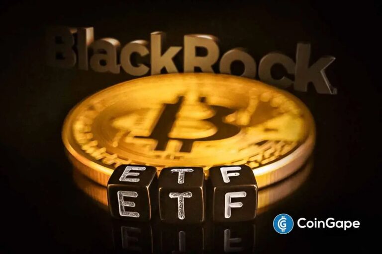 Das Logo von BlackRock vor einem steigenden Kurs-Chart und einer Bitcoin-Münze