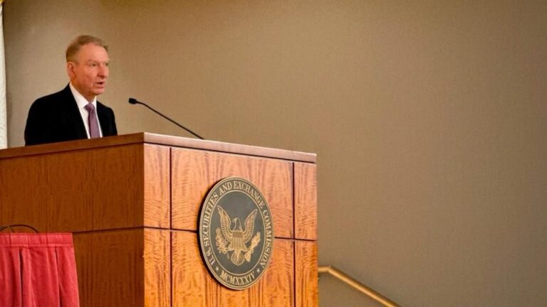 Das Siegel der US-Börsenaufsicht SEC vor einem digitalen Krypto-Hintergrund