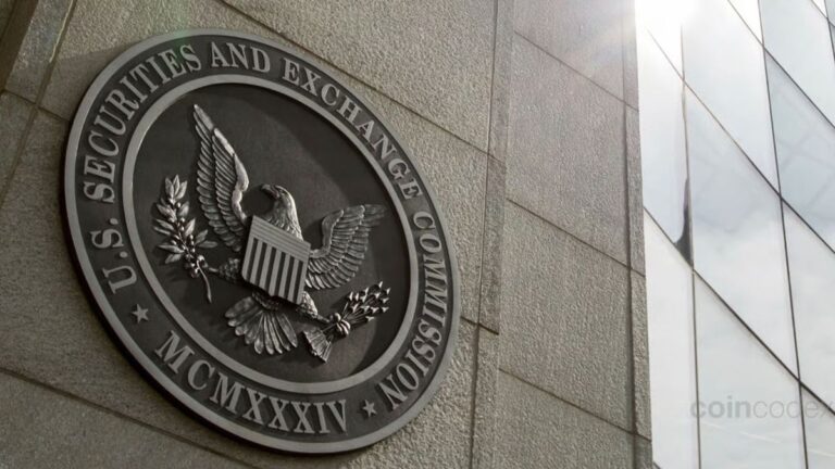 Das Logo der US-Börsenaufsicht SEC vor einem Hintergrund mit Bitcoin-Münzen und Finanz-Charts.