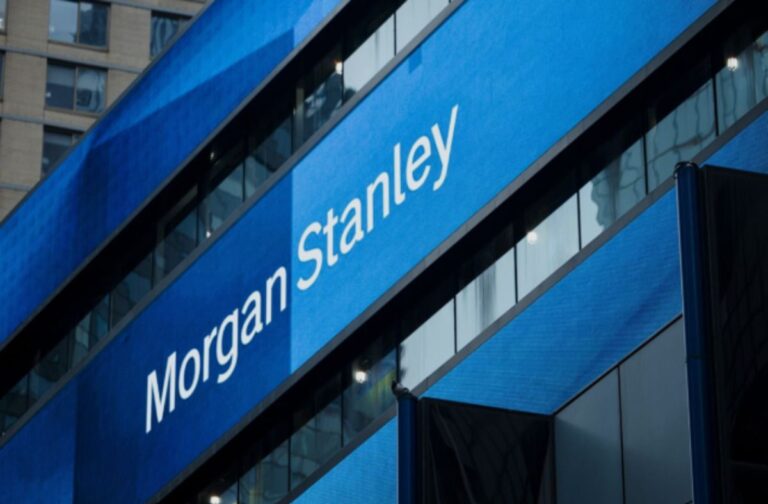 Morgan Stanley Logo neben einer Solana-Münze auf einem steigenden Kurs-Chart