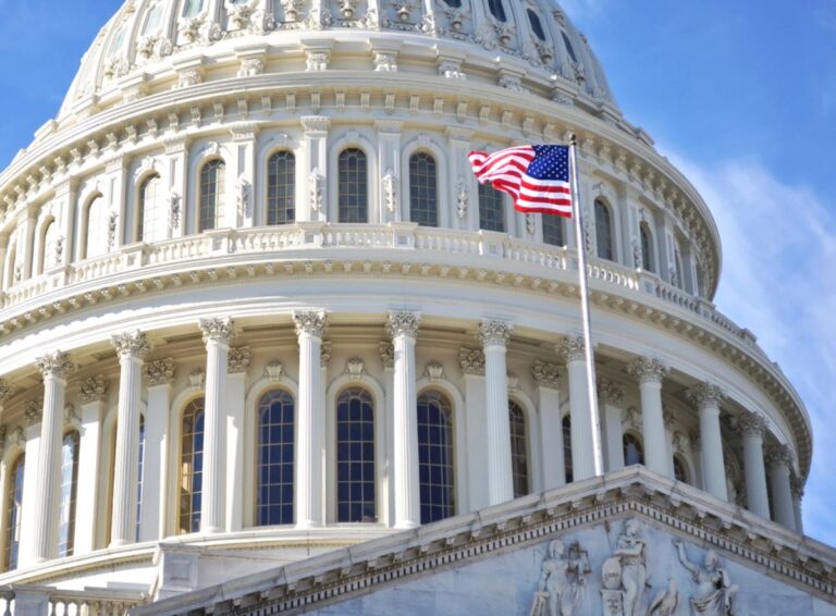 Das Kapitol in Washington D.C. kombiniert mit dem Logo der Kryptowährung Solana