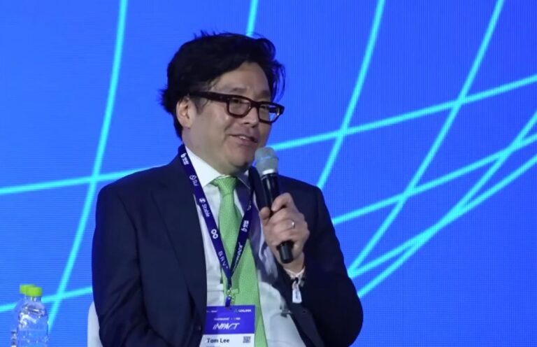 Porträt des Analysten Tom Lee vor einem aufsteigenden Ethereum-Kurschart und Finanzgrafiken
