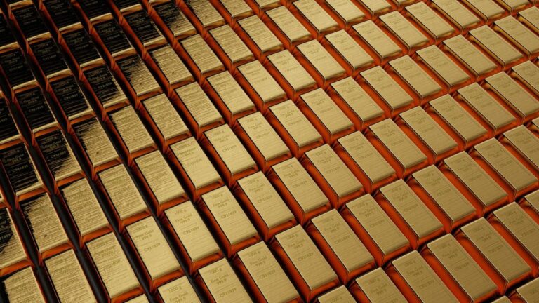 Eine goldene Bitcoin-Münze neben traditionellen Goldbarren vor einem Hintergrund mit US-Dollar-Banknoten.