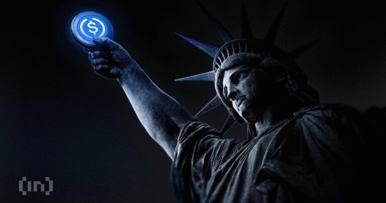 Geteiltes Bild mit Logos der Stablecoins USDC und Tether (USDT) vor einem Richterhammer