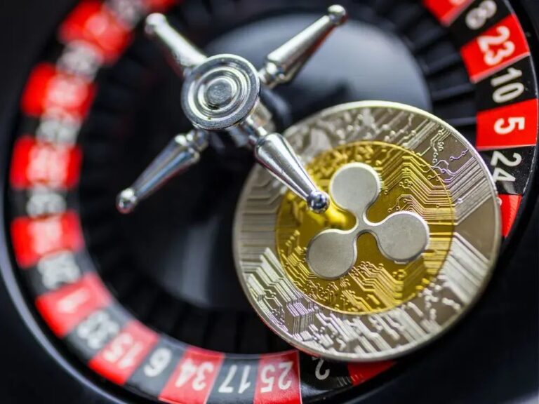 Eine physische XRP-Münze auf einem ansteigenden Kurs-Chart vor einem institutionellen Finanzhintergrund