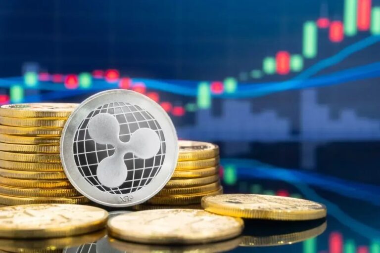Eine physische XRP-Münze vor der beleuchteten Skyline von Hongkong bei Nacht.