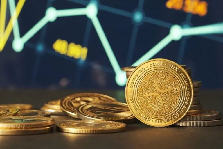 Eine silberne XRP-Münze vor einem aufsteigenden Kurs-Chart mit leuchtend grünen Candlesticks