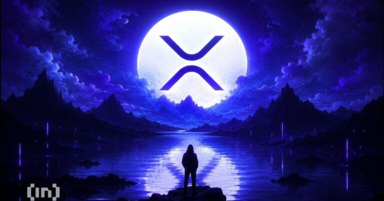 Silberne XRP-Münze vor einem ansteigenden Kurs-Chart und den Logos der größten Kryptowährungen