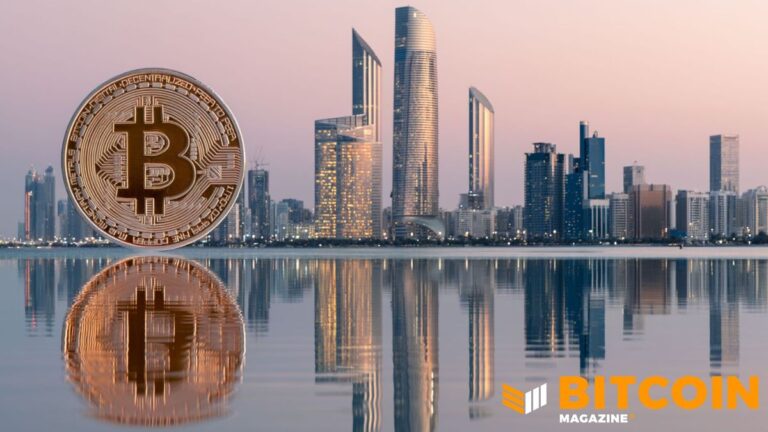 Eine physische Bitcoin-Münze vor der modernen Skyline von Abu Dhabi