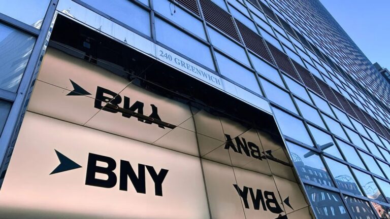 Traditionelles Bankgebäude von BNY Mellon kombiniert mit Krypto-Staking-Symbolen und digitalen Netzwerken