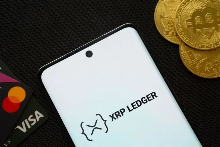 Digitale XRP-Münze auf einer Weltkarte neben Flaggen der BRICS-Staaten als Symbol für grenzüberschreitende Zahlungen.