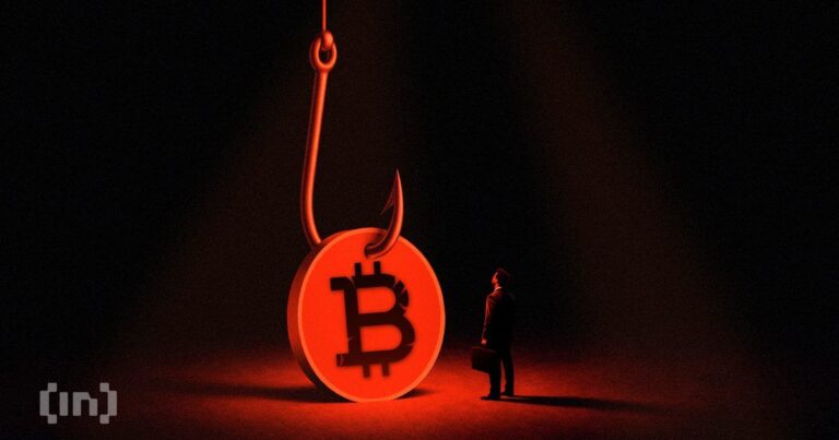 Physische Bitcoin-Münze vor einem roten Kurs-Chart und dem Logo von JPMorgan