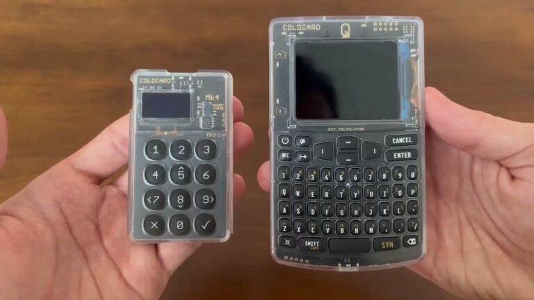 Eine Bitcoin-Münze liegt neben einem Coldcard Hardware-Wallet auf einem dunklen Tisch.