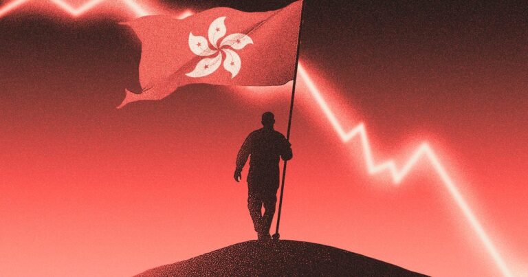 Bitcoin-Münze vor dem Hintergrund eines absteigenden Kurs-Charts und der chinesischen Flagge