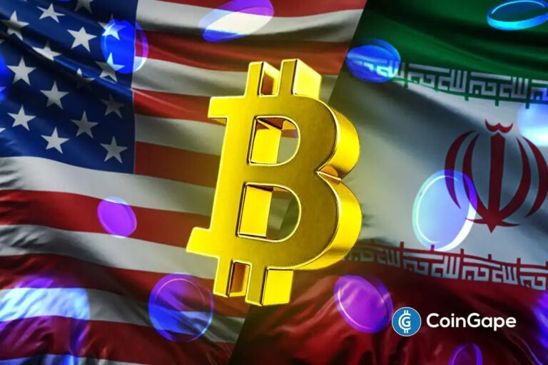 Bitcoin-Münze vor einem rot gefärbten Kurs-Chart und einer verschwommenen Landkarte des Nahen Ostens