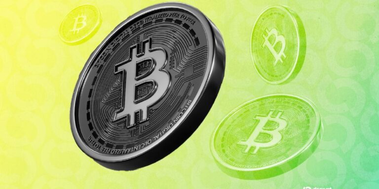 Bitcoin-Münze neben einem Chart mit starkem Kursanstieg und roten Liquidations-Balken