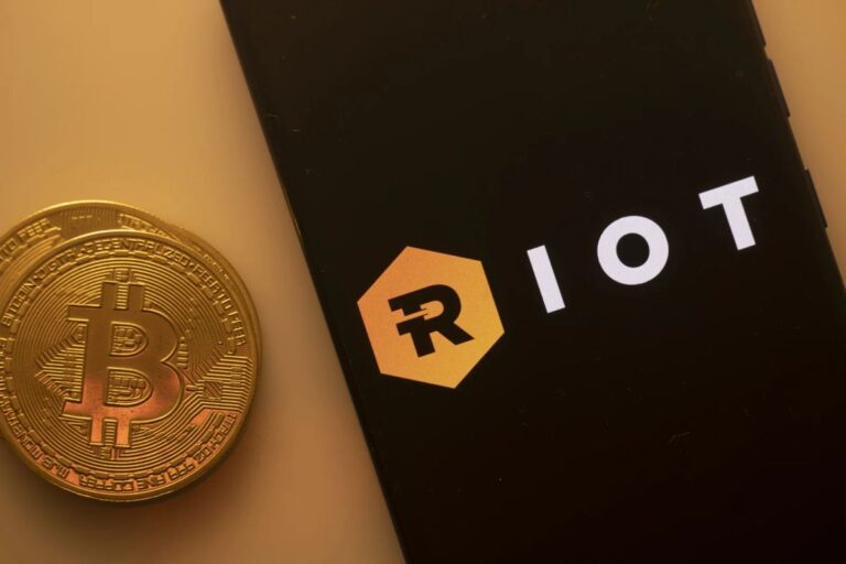 Physische Bitcoin-Münze vor einem beleuchteten Server-Rack in einem Rechenzentrum