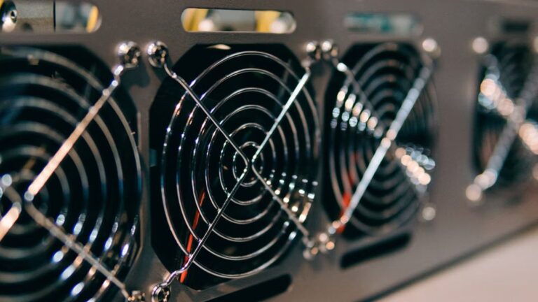 Eine glänzende Bitcoin-Münze vor einem roten Kurs-Chart, der den aktuellen Verkaufsdruck am Markt symbolisiert