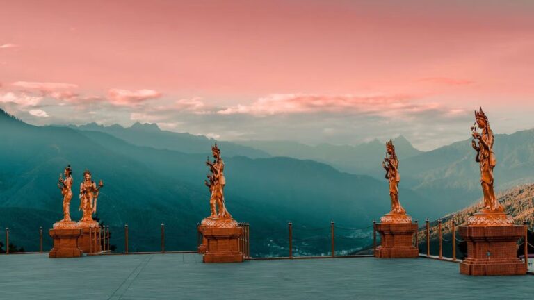 Bitcoin-Münze vor der Flagge von Bhutan symbolisiert die Nutzung nationaler Krypto-Reserven zur Renditeerzielung.
