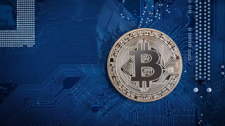 Eine leuchtende Bitcoin-Münze vor einem digitalen Hintergrund aus Computercode und künstlicher Intelligenz