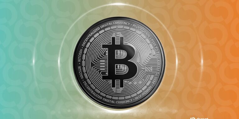 Ein leuchtendes Bitcoin-Logo auf einem Bildschirm mit digitalem Code und einem Sicherheitsschloss im Hintergrund.