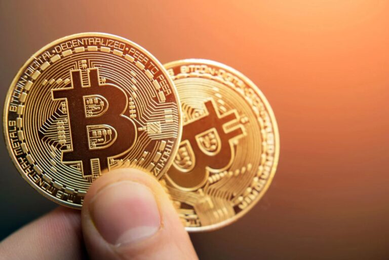 Ein analytischer Kurs-Chart zeigt den Bitcoin-Verlauf mit aufsteigenden Trendlinien und markierten Zonen.