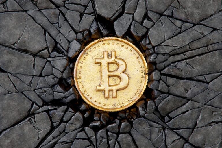 Dunkler Bitcoin-Kurs-Chart mit rotem Abwärtspfeil und dem Logo des Vermögensverwalters BlackRock.