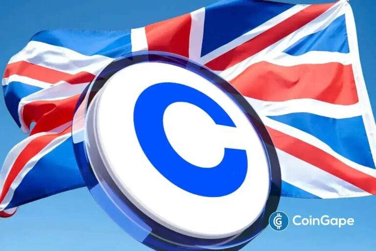 Smartphone mit Coinbase-Logo vor einem aufsteigenden Bitcoin-Kurs-Chart
