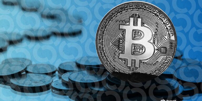 Physische Coldcard-Hardware-Wallet auf einer Computertastatur neben einem leuchtenden Bitcoin-Symbol.