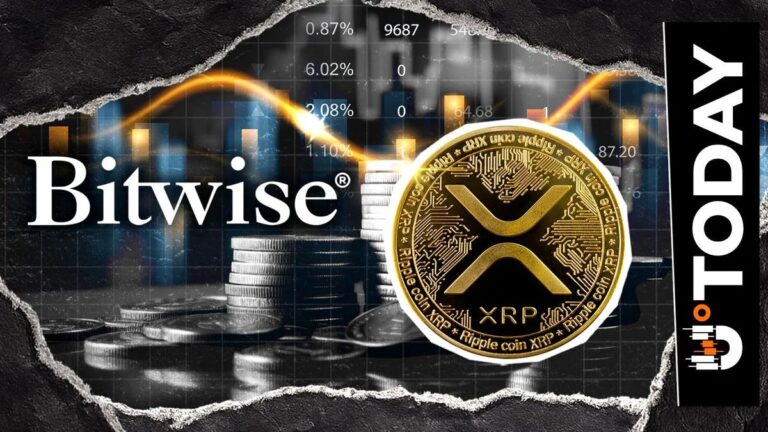 Eine Hand hält eine XRP-Münze vor einem rot gefärbten, absteigenden Kurs-Chart