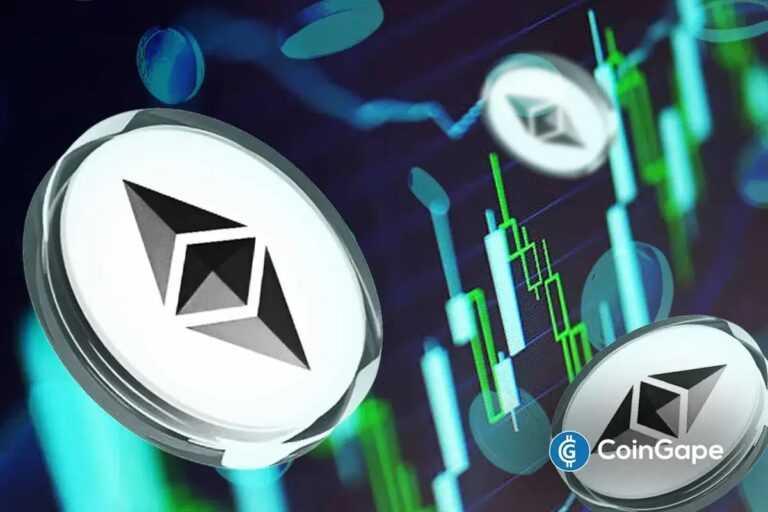Physische Ethereum-Münze vor einem verschwommenen Kurs-Chart mit leuchtenden Blockchain-Elementen.